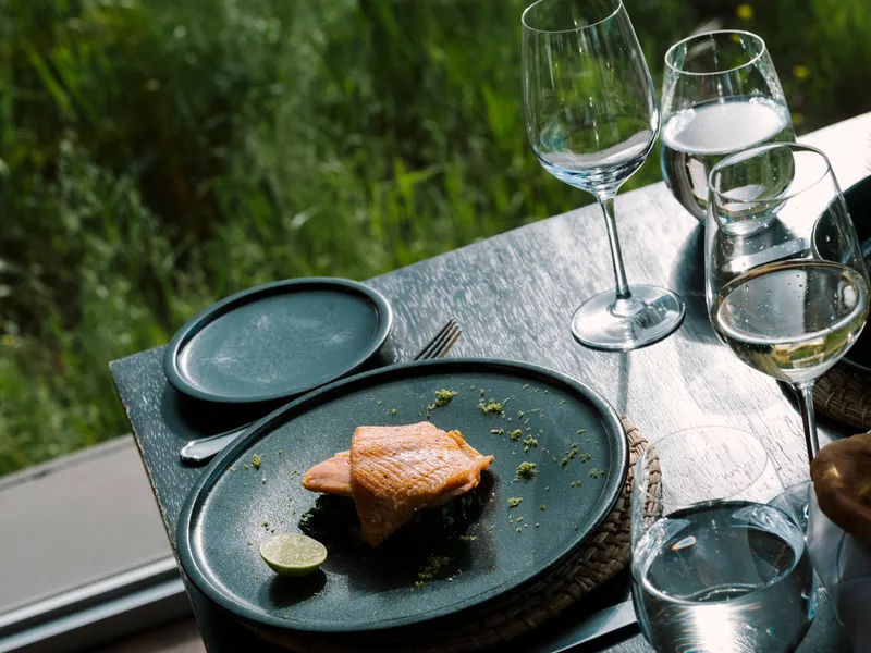 With privileged views of both sunrise and sunset, corner room boasts spectacular sights of the lake from all angles.